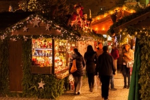 Die GEMA erhebt für Musik, z. B. auf Weihnachtsmärkten, Gebühren nach verschiedenen Tarifen.