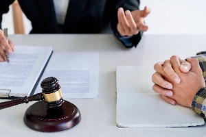 Fristlose Kündigung ohne Abmahnung: Bei Unsicherheiten sollte ein Anwalt zu Rate gezogen werden.