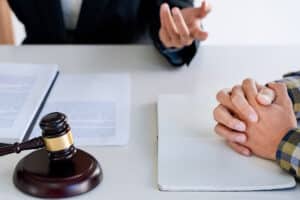 Abmahnung: Ein ähnlicher Firmenname kann ein Fall für den Anwalt sein.